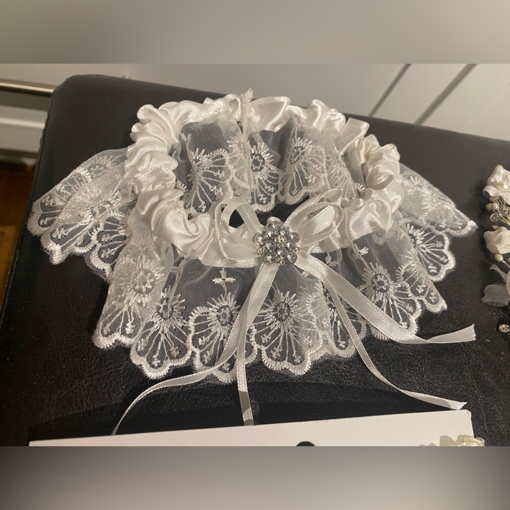 David’s bridal garter, unused new without tag, white